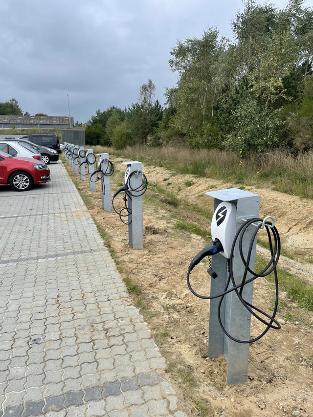 Ladestandere til en række elbiler ved Haarups parkeringsplads.